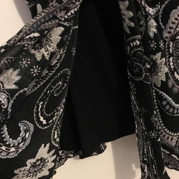 Notations Woman jacket/blouse, 3X, black and gray with attached black tank. - Picture 12 of 12